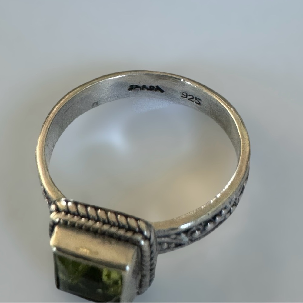 925 stamped silver and green ring. Artisan work around entire band. Size 5 - Picture 9 of 10